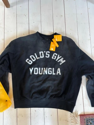 Svart sweatshirt Gold's Gym YoungLA - Säljer denna svarta golds gym youngla sweatshirten i storlek L då den ej passar mig. Tagsen sitte rpp och fås i orginal förpackning! 