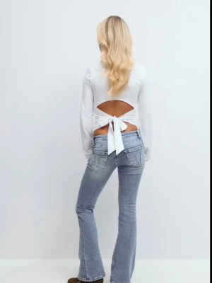 Blå bootcut jeans från Gina Young - Säljer ett par snygga blå bootcut jeans från Gina Young . Jeansen har låg midja  och klassiska fickor både fram och bak. Några diamanter har lossnat men inget man tänker på! I storlek 158. Pris kan diskuteras och det är bara att skriva om ni vill ha extra bilder💕