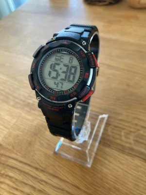 Citizen Q&Q Digital Black Rubber Herrklocka - Säljer en stilren digital herrklocka från japanska Q&Q (Citizen) i nära nyskick enligt bilder. Fungerar bra, originalarmband i svart gummi, dag och datumvisare, vattentät, alarm osv.  Nypris: 700 SEK Mitt pris: 389 SEK  Skickas alltid snabbt och spårbart. Skriv vid frågor och se gärna mina andra annonser!   GRATIS: För betalande kunder erbjuder jag personlig experthjälp för dig att göra nya fynd (nytt & begagnat). Fråga för mer info!  SPECIFICATIONS varumärke Q&Q Produkttyp Klocka SKU M124J001Y