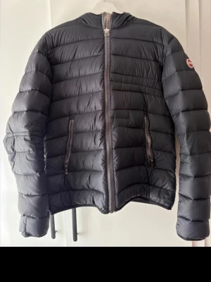 Colmar jacka - Storlek 50 (passar M), några mindre slitage som syns på bilderna men inget man märker vid användningen. Ena dragkedjan till fickan är sönder men går att åtgärda! Pris förhandlingsbart!