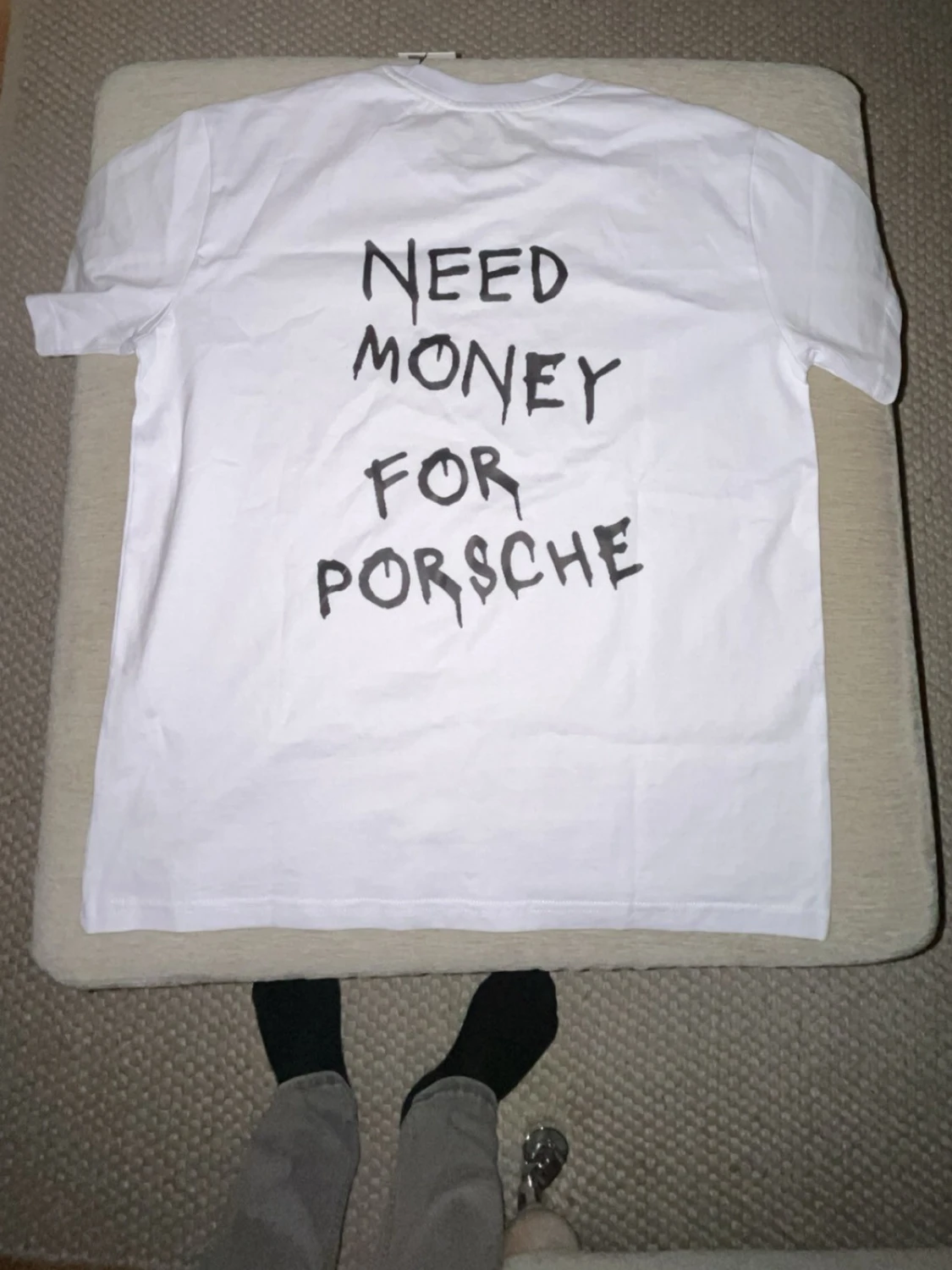 Vit T-shirt med text ”need money for Porsche”