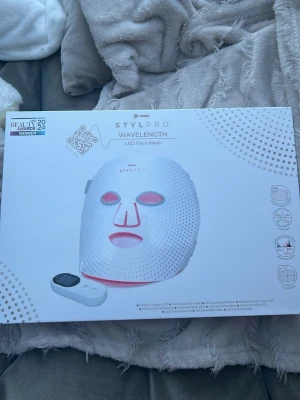 STYLPRO LED Face Mask - LED-ansiktsmask från STYLPRO Wavelength med 360 högintensiva LED-lampor och 4 olika lägen. Köpt från lykos hemsida! Den är använd en gång, då jag snabbt testade den men därför har jag desinfekterat den och annars är den i super skick!! Säljer den då den helt enkelt inte kommer till användning tyvärr☹️❤️