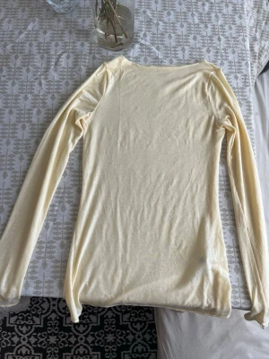  ny intimissimi tröja! - En gul kashmir blandad tröja som har använts en gång i ett par timmar. Nypris 489kr!! Kan skicka mer bilder om du vill💝