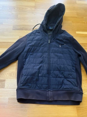 Mörkblå Ralph lauren cardigan jacka - En snygg cardigan från Ralph lauren som är väldigt populär. Nypris 2500