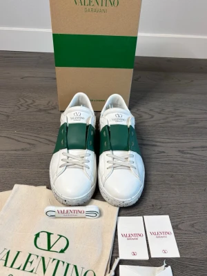 Valentino open - Säljer ett par valentinos opens i väldigt bra skick i storlek 42. Allt OG följer med, kort, snören samt 2 dustbags. Dom svarta fläckarna på sulan är orginala. Några funderingar så är det bara o skriva🤗