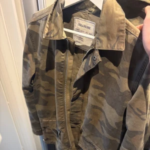 Camouflage vindjacka Zadig & Voltaire - Snygg camouflagejacka från Zadig & Voltaire perfekt för våren. Jackan är i st M men passar även S 