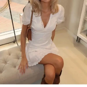 Zara klänning - Jättefin vit somrig klänning från Zara. Klänningen är oanvänd och har lappen kvar! De första två bilderna är lånade. Lägger ut en ny annons pga oseriöst bud på min förra annons. Har ni några frågor så är det bara att skriva!☀️🌸💕