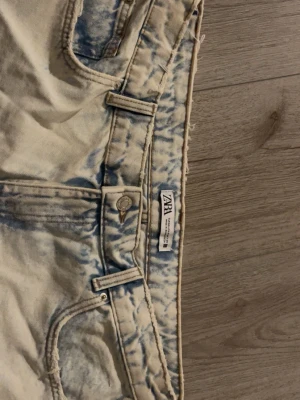 Jeansshorts Zara - Säljer ett par ljusblå shorts från Zara. Jätte söta för våren o sommaren. Aldrig använda💗