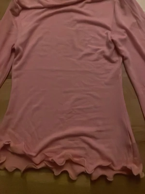 Rosa långärmad topp från Bik Bok - Säljer en enkel och snygg rosa långärmad topp från Bik Bok. Toppen har en mjuk och stretchig känsla, rund halsringning och en smickrande passform. Perfekt att styla med jeans eller kjol för en trendig look.