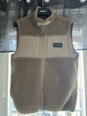 Väst från Barbour - Riktigt Snygg fleeceväst från Barbour. Är i storleken S och passar även M. Perfekt om du vill ha en snygg och stilren väst inför våren. Västen är i nyskick, och har skönt material. 
