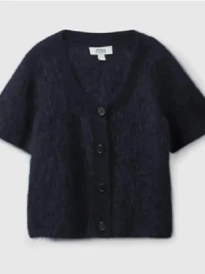 Mörkgrå kortärmad kofta från COS - Kortärmad, svart kofta från COS med rund halsringning och fyra knappar framtill. Koftan är gjord i ett fluffigt, stickat material som ger en mysig känsla och har en rak, något boxig passform.