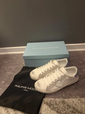 Philippe model skor - Nya och oanvänd. Allt på bild medföljer. Fraktar inom 24h