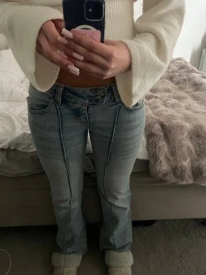 Ljusblå bootcut jeans från 157 - Säljer ett par ljusblå bootcut jeans från 157 med dubbla knappar i midjan. Nästan aldrig använda.🩷