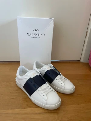 Valentino Open - Hej! Säljer ett par Valentino Open i färgen Mörkblå/Marinblå🌚 Storleken är 44 men passar 43 också. Är i nyttskick inte än ända repa på den. Perfekt nu inför sommaren☀️Allt på bilden ingår! Vid funderingar är det bara att höra av sig🧩