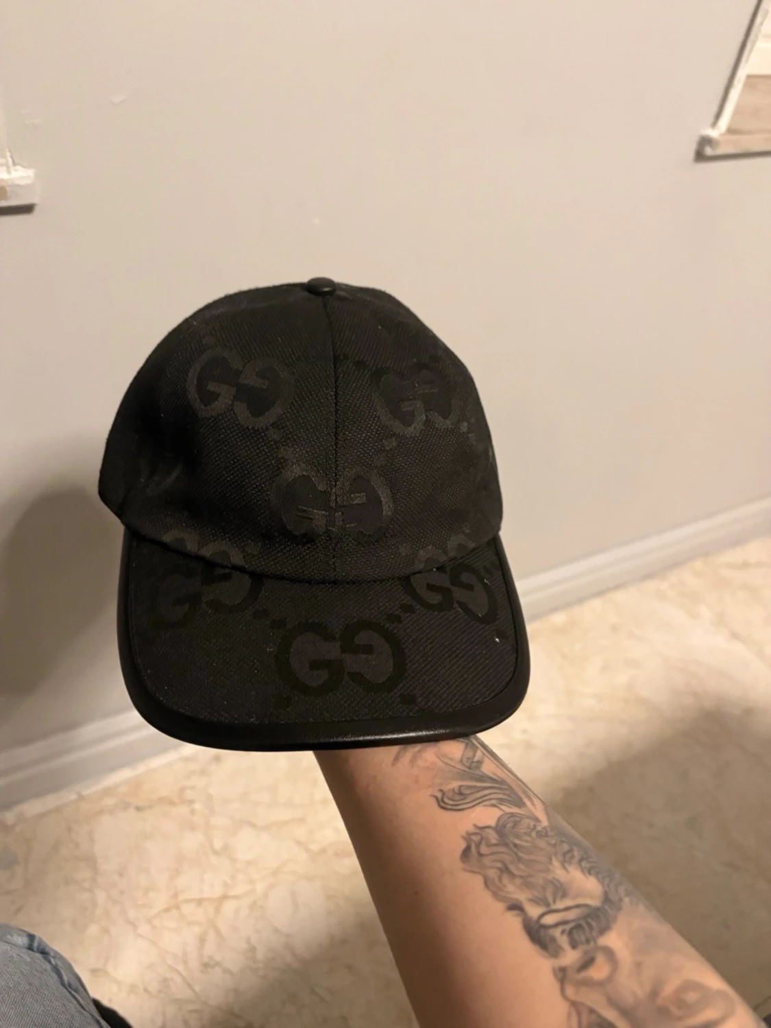 Svart keps från  med GG-mönster