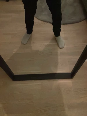 Svarta slim fit jeans - Säljer ett par svarta slim fit jeans från Lee. Bra skick på dessa jeans utan några skador/fläckar. Strl 28/32. Kontakta mig om ni har några frågor!! Tex om fler bilder