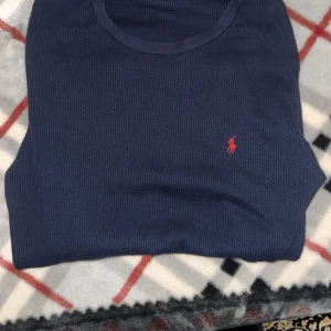 Marinblå långärmad tröja Polo Ralph Lauren - Tjena! Säljer en väldigt snygg crewneck från Ralph Lauren då jag har för många blåa tröjor.    Skick: 9/10  väldigt fint skick.   Storlek: L (passar även M).   Jag är 180 cm och den sitter perfekt på mig.    Hör gärna av er vid frågor eller funderingar!
