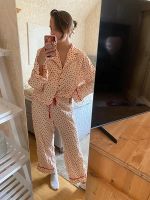 Pyjamas set - Gulligt pyjamas set med hjärtan från monki 