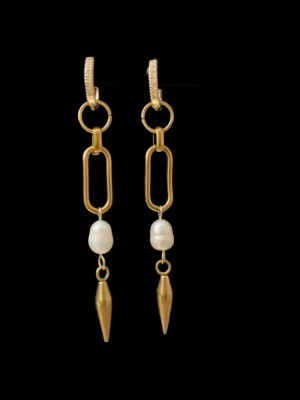 Guldiga örhrängen med sötvattenpärla - Priset avser ett par örhängen. Matchande halsband finns i en separat annons. Finns även i silverfärg.  Material: Guldpläterat rostfritt stål och sötvattenpärla Längd: ca 6,5 cm Märke: Diavansa  Nickelfria och handgjorda