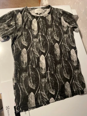 Tapper Ren Bladfylld t-tröja  - T-shirt i märket Vailent. Storlek S. 50% bomull 50% polyester.