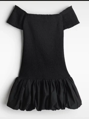 Svart klänning - Säljer denna trendiga slutsålda klänning från hm i sx men skulle säga passar en S också