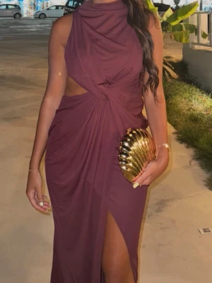 Asos klänning - Säljer min asos klänning som är helt slutsåld. Den är i storlek 34. Säljer den för 300 kr