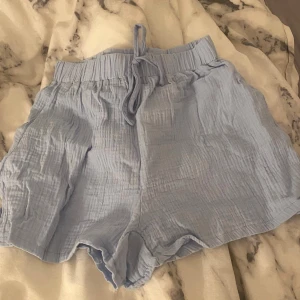Ljusblå shorts med snörning från SHEIN - Säljer ett par ljusblå shorts från SHEIN med resår i midjan och snörning framtill. De är aldrig använda, helt nya. Säljer då de inte passa mig så bra. 🩵🩵