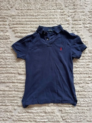 Marinblå pikétröja från Polo Ralph Lauren - Säljer nu min feta Ralph Lauren Piké för det snorbilliga priset av 169kr. Storleken är S. skriv om du har funderingar