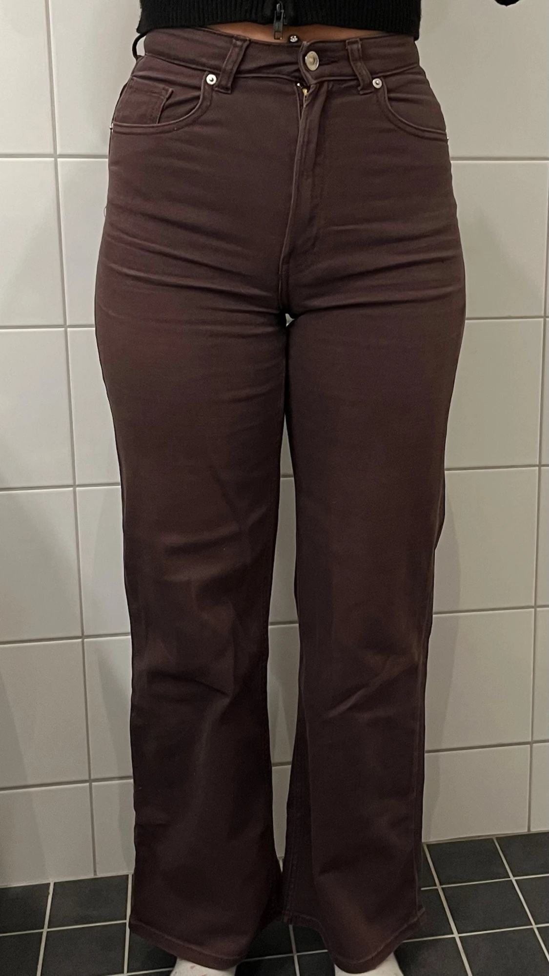 Bruna utsvängda jeans