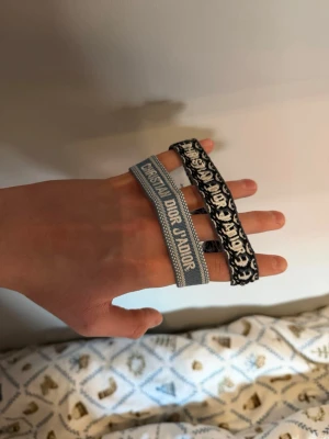Dior armband - Säljer extremt snygga dior armband.|| I nyskick|| 299 kr/st eller 499 kr för båda|| Kom dm vid frågor🙌. Allt gott, mvh Noah