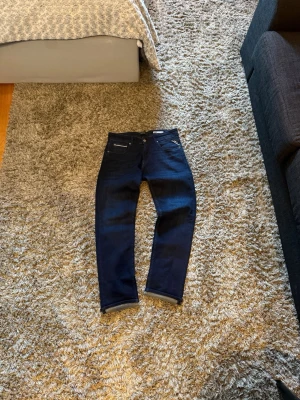 Replay Grover jeans - Säljer ett par Replay Grover jeans med power stretch, storleken är W29 L32. De i princip helt nya. Hör av dig vid frågor!