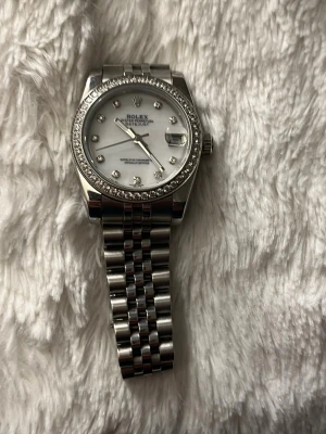 Silverfärgad armbandsklocka - Silverarmbandsklocka med vit urtavla