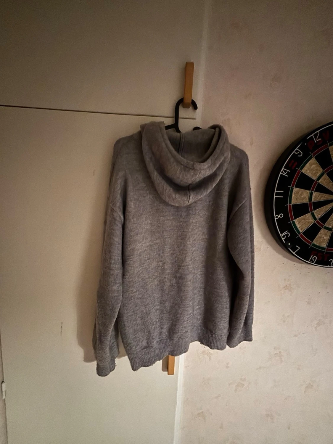 Grå stickad hoodie med huva - 1