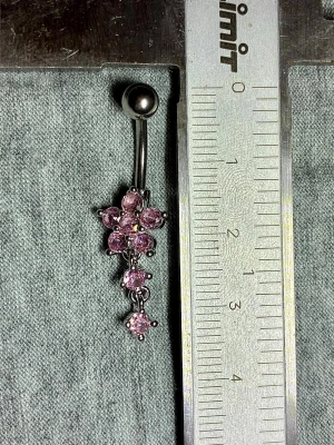 ✨ NY oanvänd navelpiercing med hänge - Kirurgiskt stål 316L  - ✨ NYTT oanvänt smycke i kirurgiskt stål! 🌸 Hållbart & Rostfritt: Slitstarkt 316L-stål som inte oxiderar eller rostar av fukt. 🌸 Säkert: Industristandard, skonsamt för läkta piercingar.  🛍️ 30 % BUNDLE-RABATT! Köp fler artiklar från min shop och få 30 % på allt! ✨ 📦 Frakt: Endast spårbart via Plick SafePay för vår trygghet.