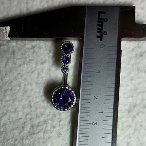 ✨ NY oanvänd navelpiercing - Kirurgiskt stål 316L  - ✨ NYTT oanvänt smycke i kirurgiskt stål! 🌸 Hållbart & Rostfritt: Slitstarkt 316L-stål som inte oxiderar eller rostar av fukt. 🌸 Säkert: Industristandard, skonsamt för läkta piercingar.  🛍️ 30 % BUNDLE-RABATT! Köp fler artiklar från min shop och få 30 % på allt! ✨ 📦 Frakt: Endast spårbart via Plick SafePay för vår trygghet.