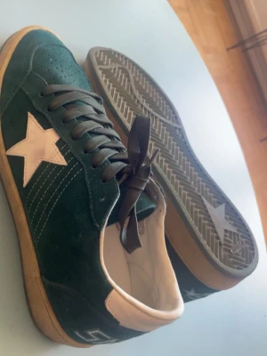 Golden goose ballstar - Tja! Dessa feta golden goose är ute i försäljning. Skicket är prima och kan lätt snyggas till lite. Denna modell är ganska sällsynt och svår att få tag på till ett bra pris! Vid frågor eller liknande kontakta mig!