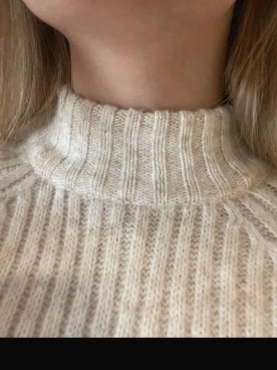 Ljusbeige ribbstickad tröja - 1