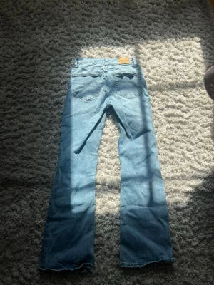 Ljusblå bootcut jeans från Gina tricot  - Ljusblå bootcut jeans från Gina tricot