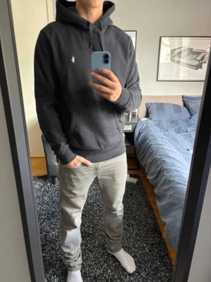 Ralph Lauren hoodie - Mörkblå Ralph lauren hoodie. Köpte den för 2400kr. Mycket bra skick 8/10.