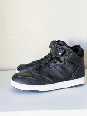 Warp J Mid Winter Sneakers Storlek 35 Ca 23.8 Cm. - -För barn.- Vattentäta höga sneakers. - Vinterskor men rek till höst/vår. - Innersulan cirka 23.8cm. - I fint skick. - Smutsnyanser kan synas på flera ställen på sulans vita kant . - Lite ludd kan synas på kardborren som sitter på skornas framsida . - Lite text är borta på ena storlekslappen  - Lite användning kan synas på sulans underdel på vissa ställen. - Lite skav kan synas på framkants topp frampå skon i det vita  - Liten skavank i tyg på ovandel/tådel.-Se bild för skick.