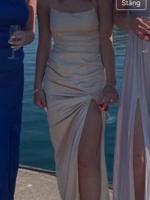 Ljusgul klänning med slits - Superfin klänning som jag köpte på vinted men säljer vidare då jag hittat en annan! Personen som sålde den innan har använt den 1 gång och har höjt upp slitsen med en säkerhetsnål. Skriv för frågor:) köp med Instabox eller postnord 