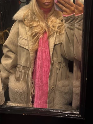 Custommade begie jacka  - Snyggaste jackan 💖 pälsen går att ta av. 