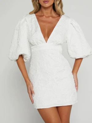  Studentklänning  - Intressekoll på min fina studentklänning från Showpo som jag endast använt under utspringet! Inga tecken på användning!🤍