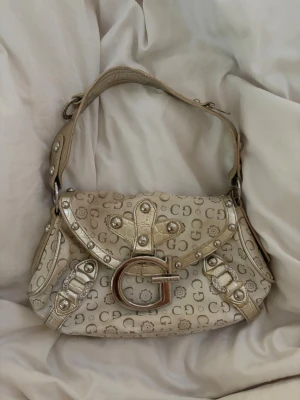 Gussaci väska - Så så fin handväska som har små defekter som tyder på användning men är fortfarande så unik och fin. Tyvärr används den inte och tvingas så sälja den då den bara ligger och dammar i garderoben. Så fin och unik som passar till nästan allt!❤️❤️