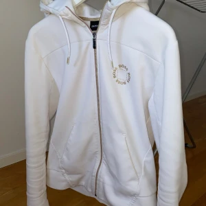 Hugo Boss tröja - Hugo boss zip up hoodie i storlek M. Väldigt bra skick. Pris kan diskuteras👍🏻