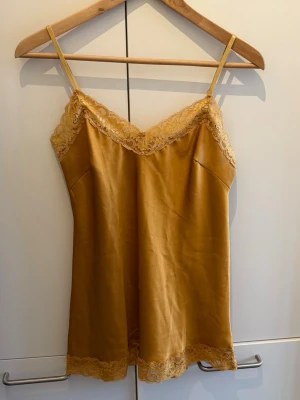 Gult satin nattlinne med spetsdetaljer - Gult satinlinne gjort i Italien