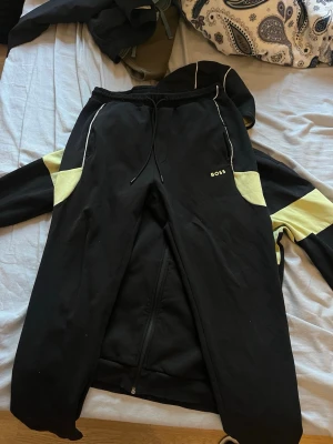 Hugo boss - Kom privat för mer info.. storlek och så vidare:) byxor säljs för 900kr och tröjan säljs 1100kr 