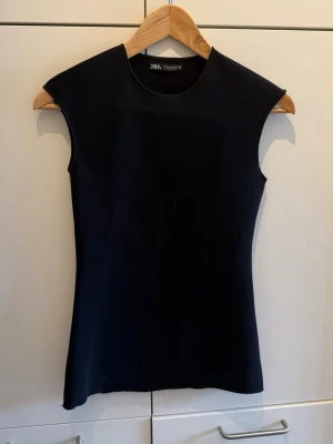 Svart ärmlös topp från Zara - En tajt svart topp från Zara