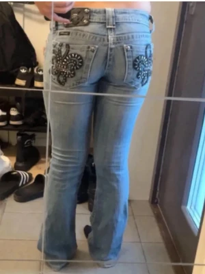 Ljusblå bootcut miss me jeans - RESELL! La ut dem direkt efter jag provat då de inte passade mig. Hade sagt att det skulle varit storleken xxs/xs. Det hade ett litet håll lite längre upp vid innelåret men har sytt om det. En kedja på bakfickan är också lite av fast det märks knappt då när jag haft på mig dom förut har man knappast ens sett det. Skriv till mig om du har några frågor, kommer försöka svara så snabbt jag kan!! KOM MED PRISFÖRSLAG!!💕💕
