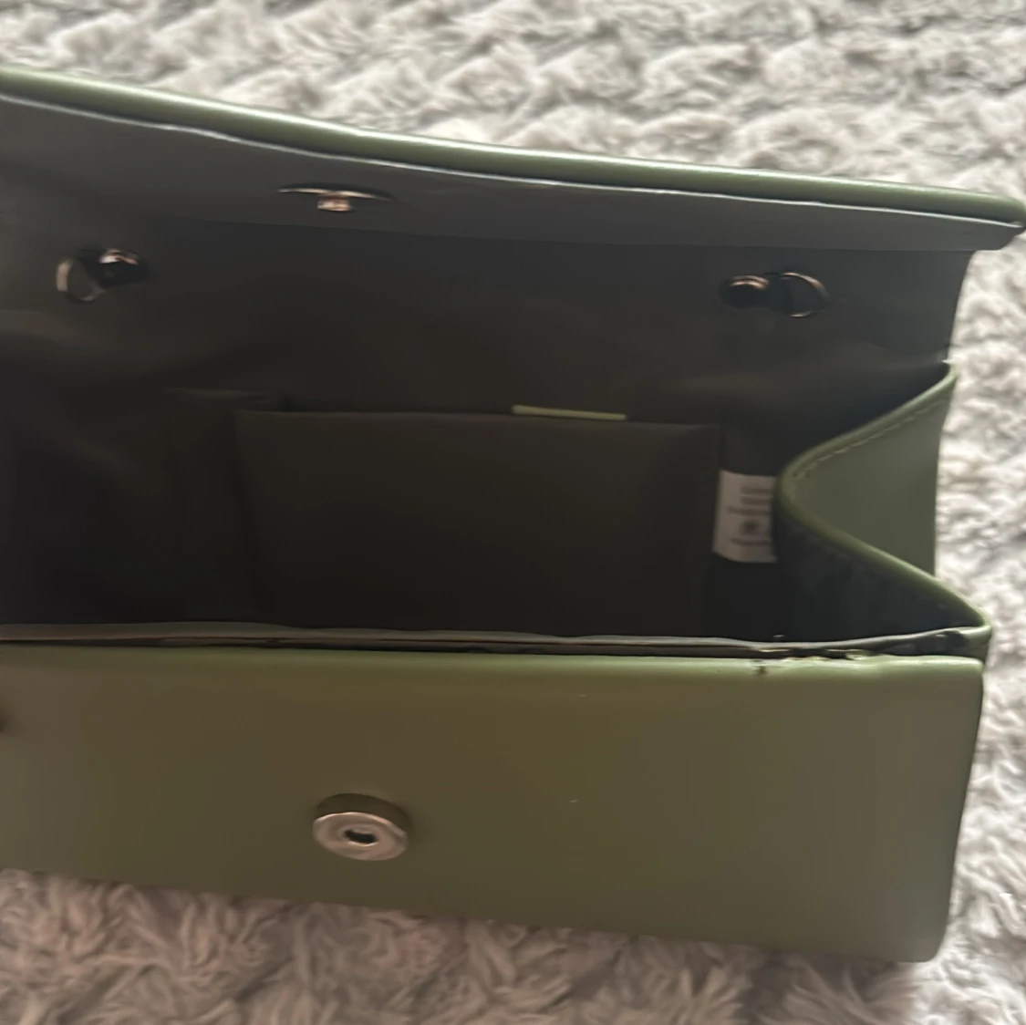 Olivgrön kuvertväska i skinnimitation - 2